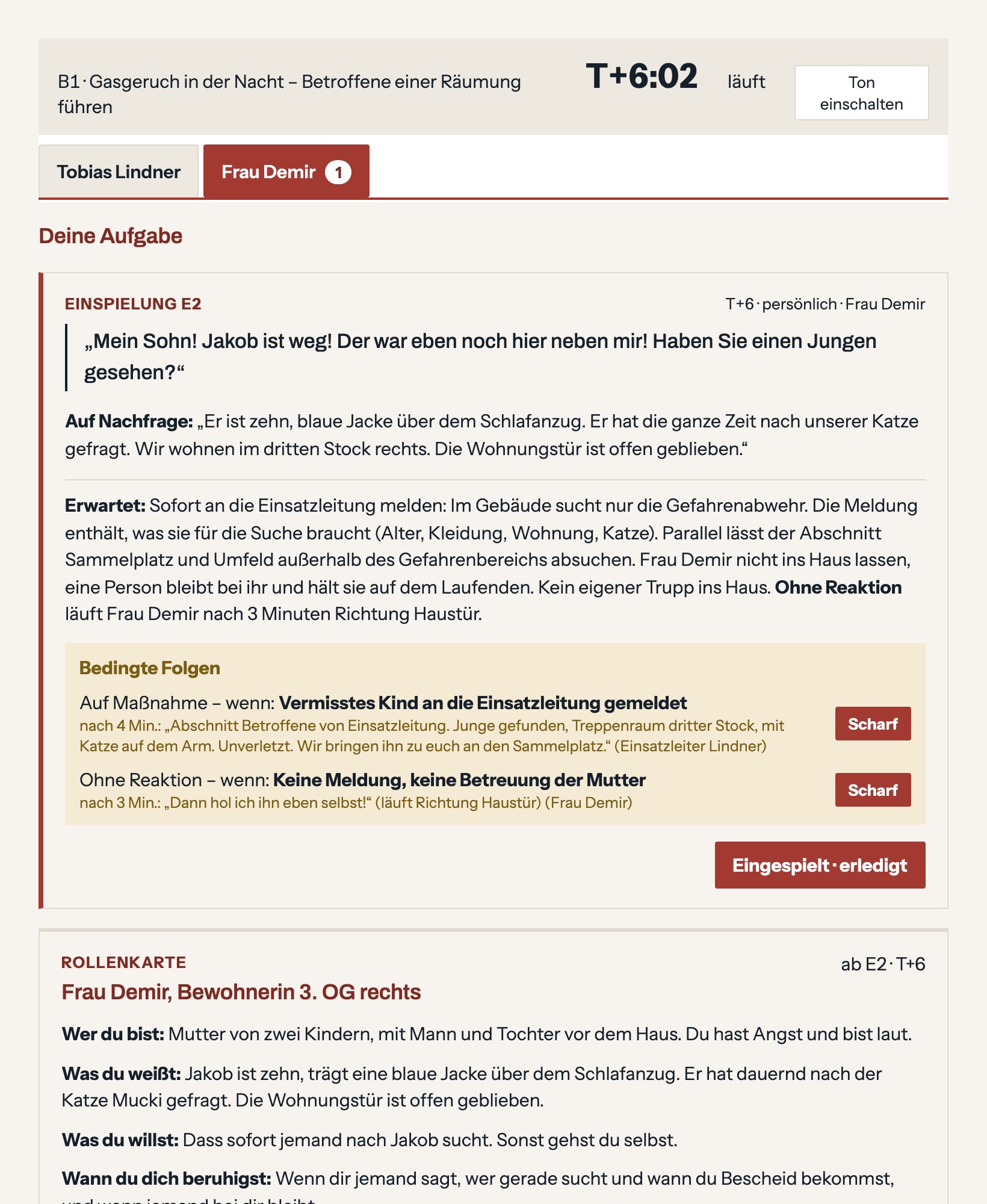 Rollenspieler-Tablet mit einem Reiter je Rollenkarte, der übergebenen Einspielung oben und der Rollenkarte darunter